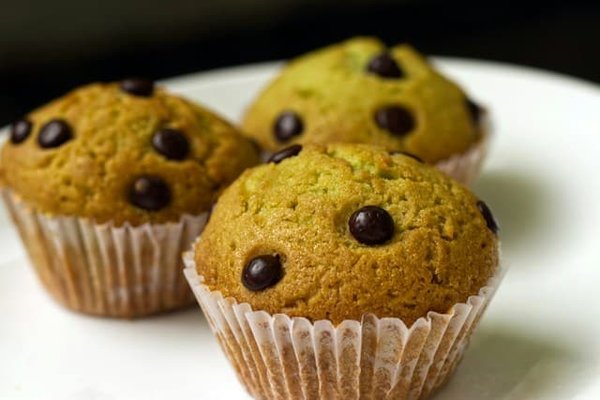 What are the secrets to baking light and fluffy cupcakes?